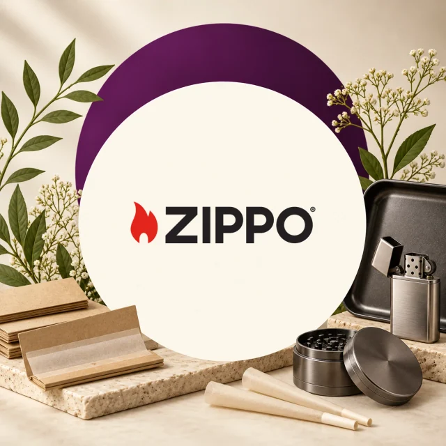 Logotipo Zippo junto a un mechero metálico abierto, una bandeja negra, un grinder, papel de liar y conos sobre una superficie beige.