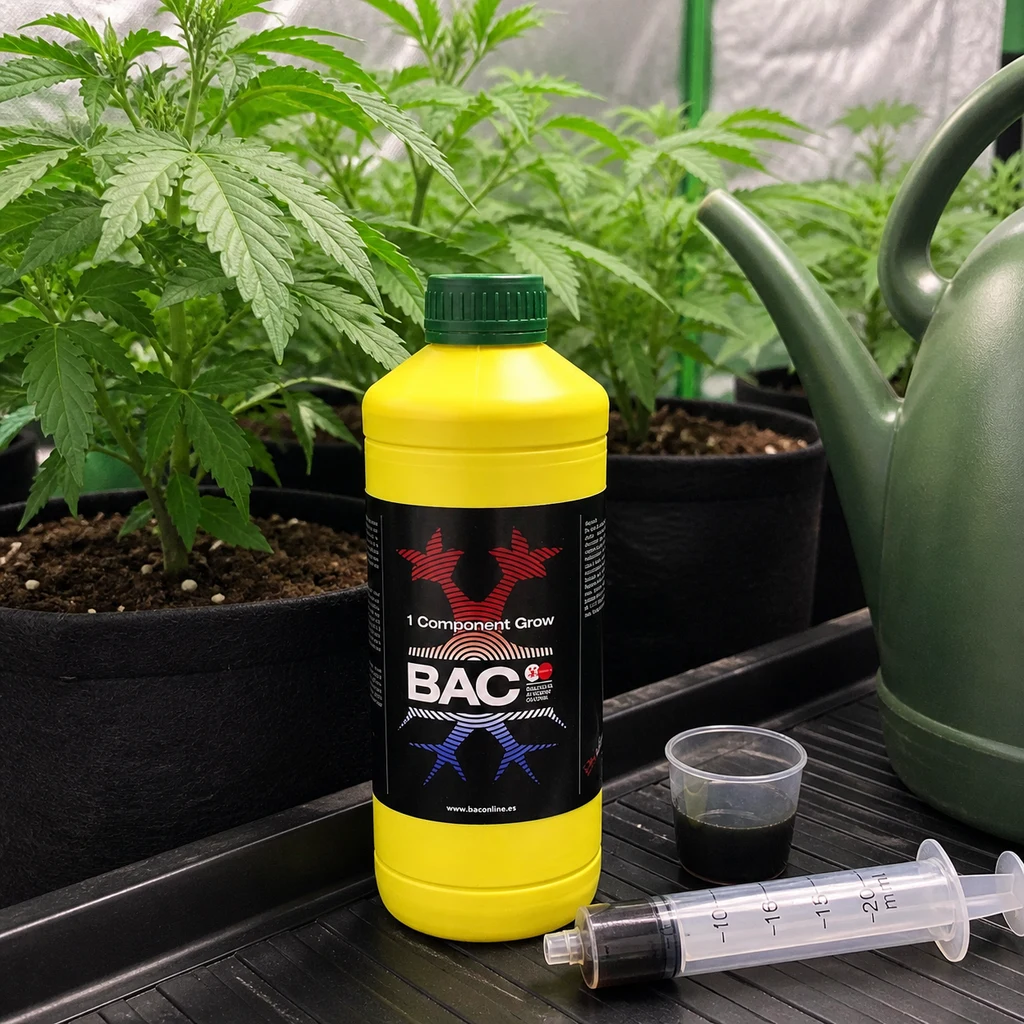 Botella amarilla de BAC 1 Component Grow junto a una jeringa, un vaso con líquido oscuro y una regadera, entre plantas en macetas.