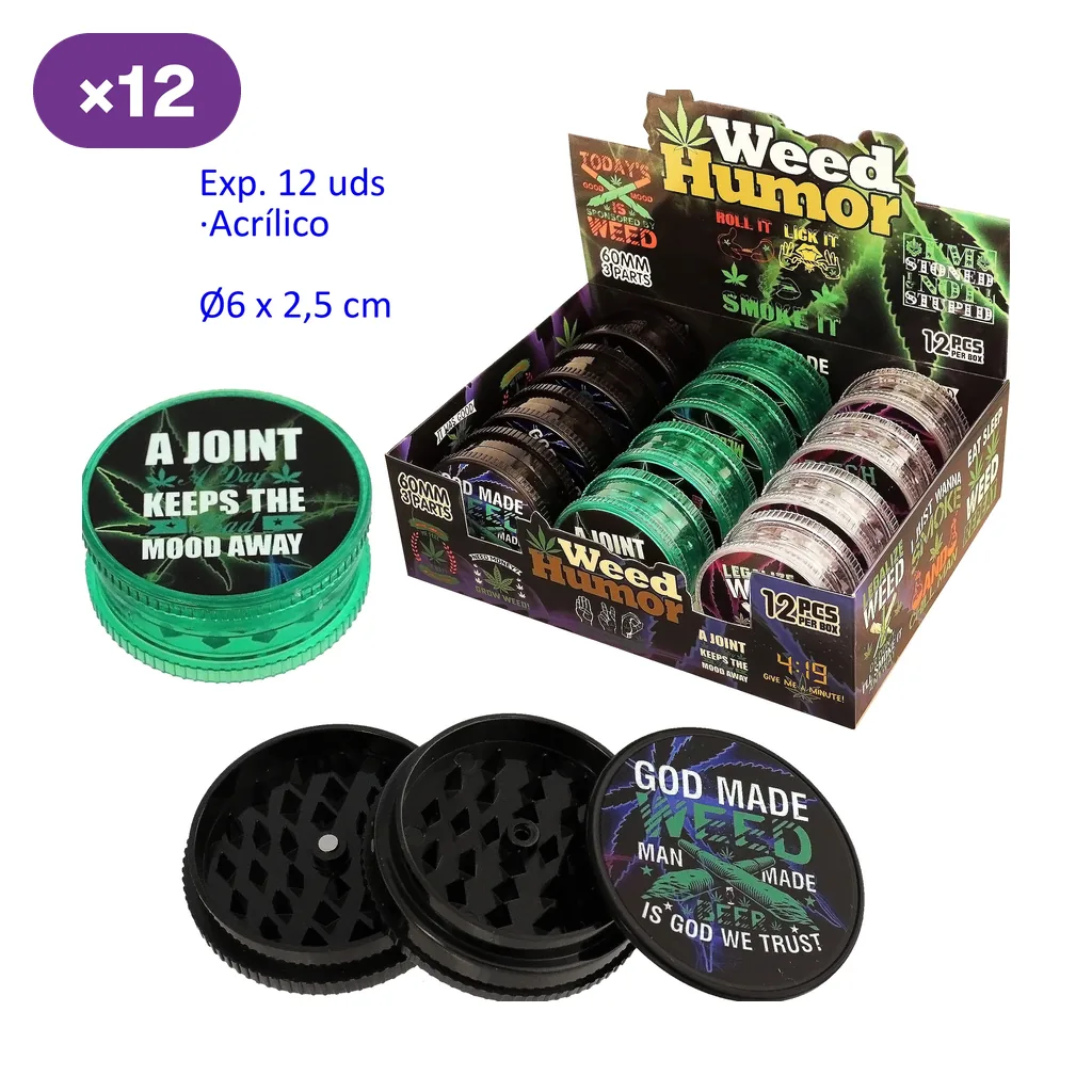Grinders acrílicos con distintos colores y diseños en una caja expositora, junto a uno verde cerrado y otro negro desmontado.
