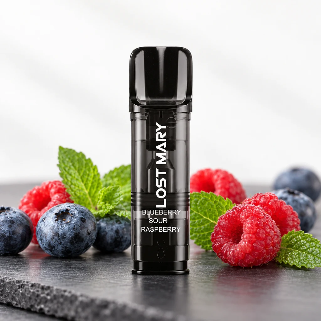 Dispositivo negro Lost Mary con texto «Blueberry Sour Raspberry», de pie sobre una base oscura entre arándanos, frambuesas y hojas verdes.