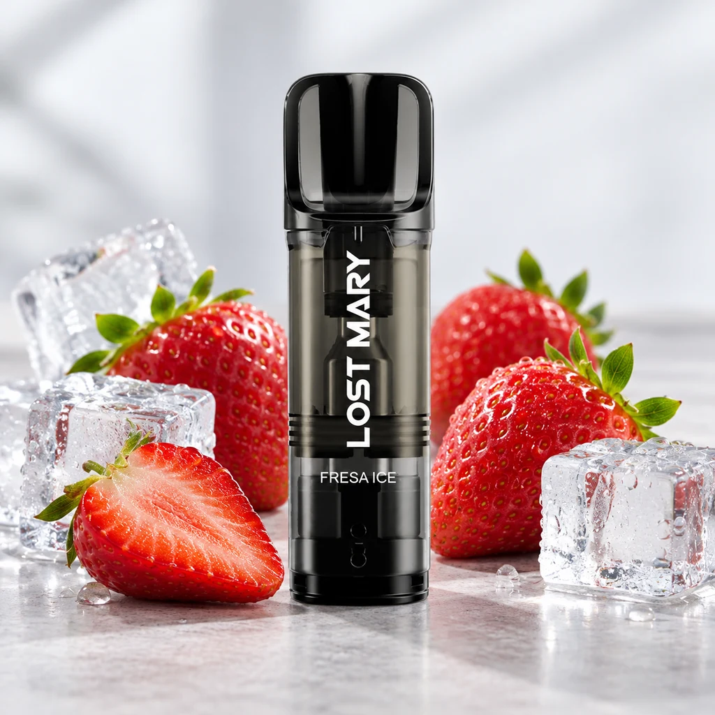 Dispositivo Lost Mary con boquilla negra y texto «Fresa Ice», rodeado de fresas enteras, una mitad y cubitos de hielo.