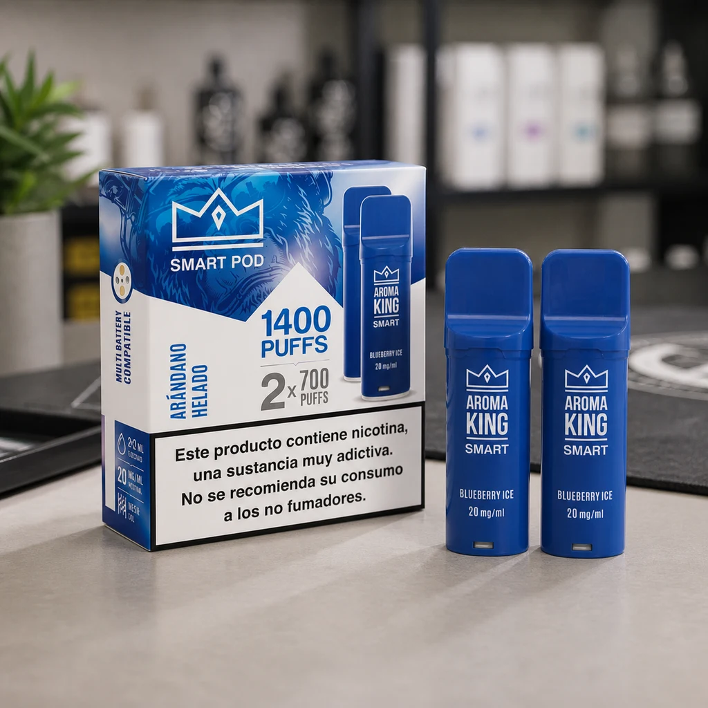 Pods azules Aroma King Smart junto a su caja sobre una encimera, con etiqueta Blueberry Ice de 20 mg/ml y advertencia sobre nicotina.