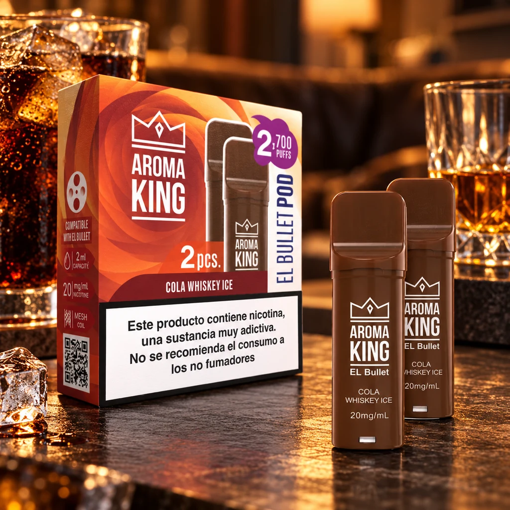 Envase y pods marrones Aroma King Cola Whisky Ice con texto de 20 mg/mL, sobre una barra junto a vasos con bebidas y hielo.