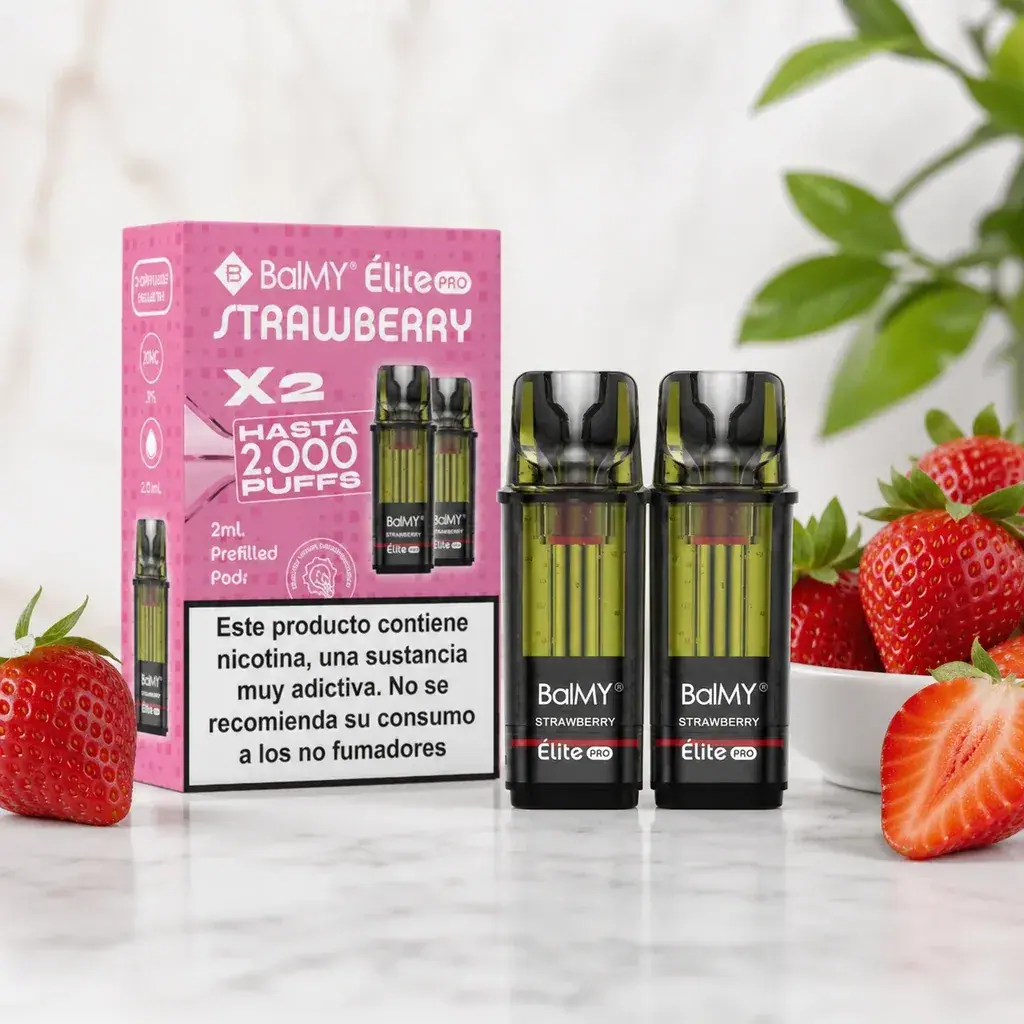 Pods Balmy Elite Pro Fresa junto a su caja rosa con advertencia sobre nicotina, rodeados de fresas sobre una superficie clara.