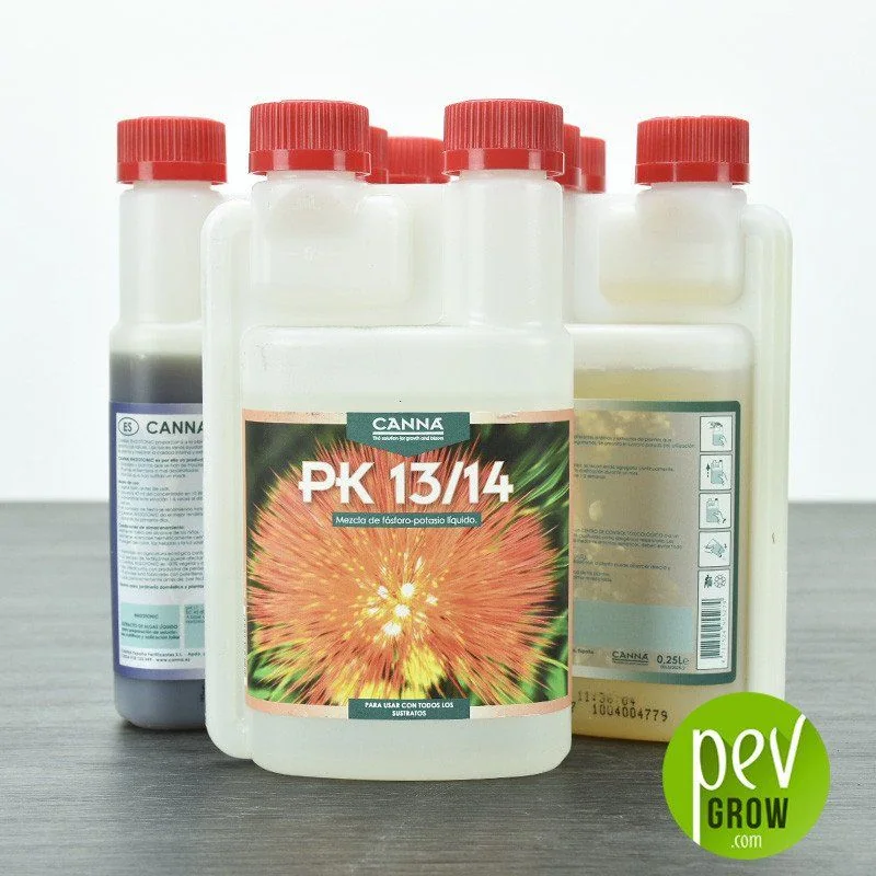Envases de CANNA con tapones rojos, con una botella de PK 13/14 en primer plano y otras etiquetas visibles al fondo.