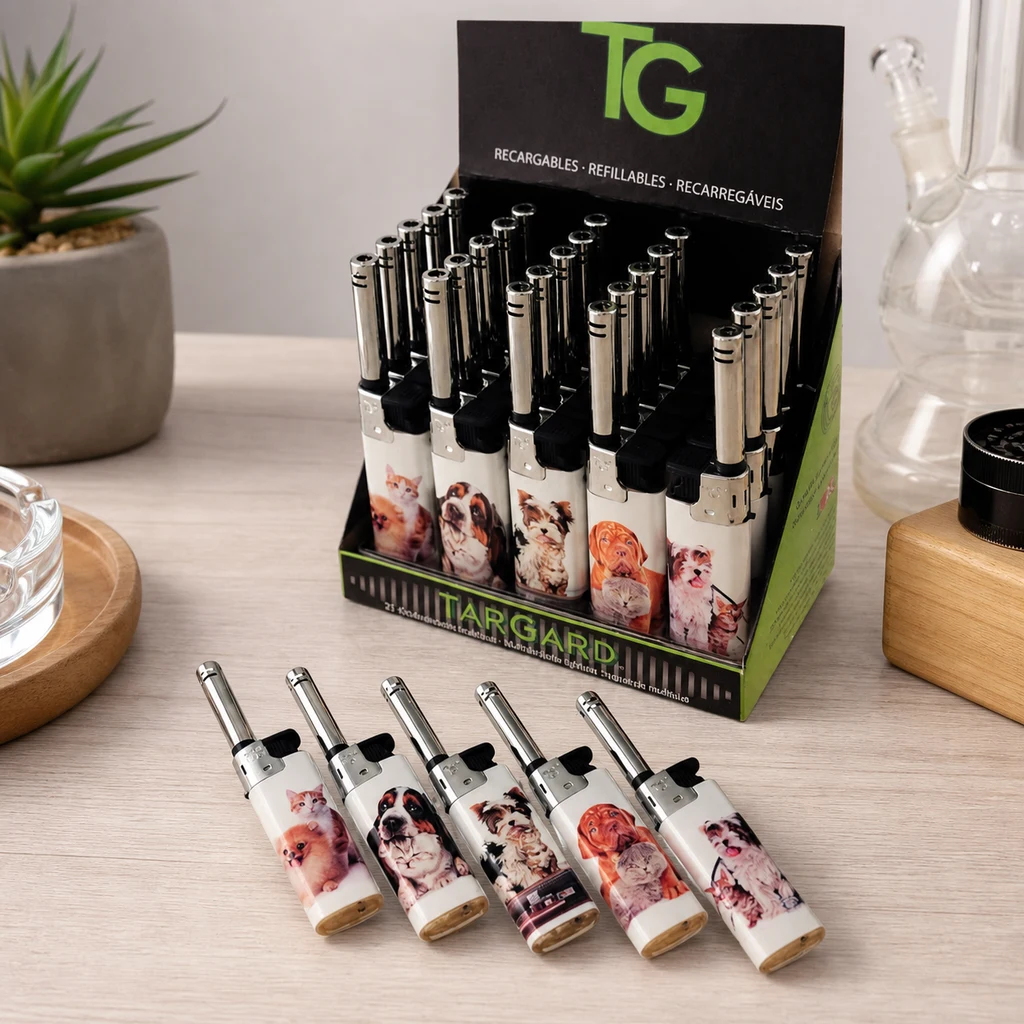 Mecheros multiusos TG CAT&DOG con boquilla alargada y estampados de perros y gatos, en un expositor y extendidos sobre una mesa.