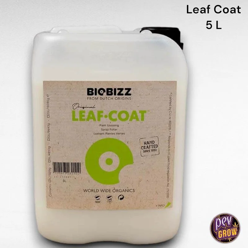 Garrafa translúcida de BioBizz Leaf Coat con tapón negro y etiqueta beige con letras y símbolo verdes sobre fondo blanco.
