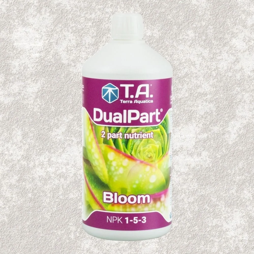 Botella blanca de fertilizante Terra Aquatica DualPart Bloom, con etiqueta magenta y verde e indicación NPK 1-5-3.