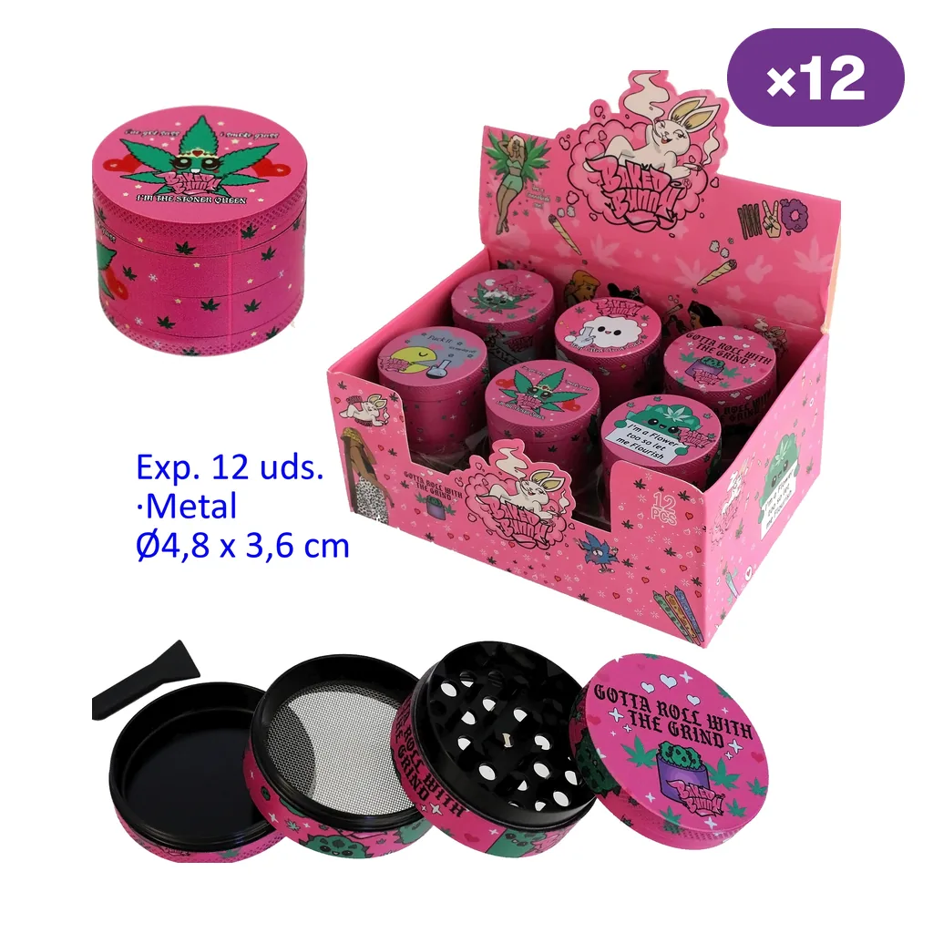Expositor de grinders rosas con distintos dibujos; delante, un modelo desmontado muestra dientes, malla y compartimento inferior.