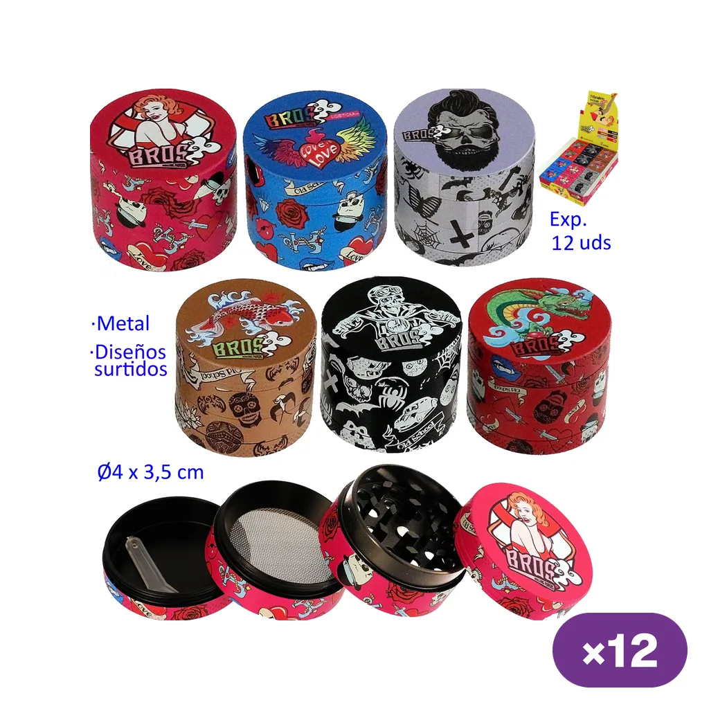 Grinders metálicos con distintos diseños de calaveras, rosas y dragones; uno aparece desmontado y se muestra un distintivo de 12 unidades.