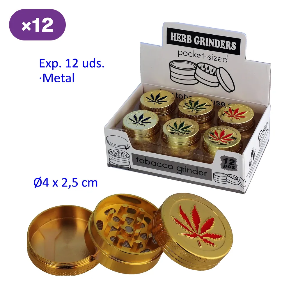 Expositor de grinders dorados con hojas de distintos colores en las tapas y un grinder desmontado en primer plano. Expositor de grinders dorados con hojas de distintos colores en las tapas y un grinder desmontado en primer plano.