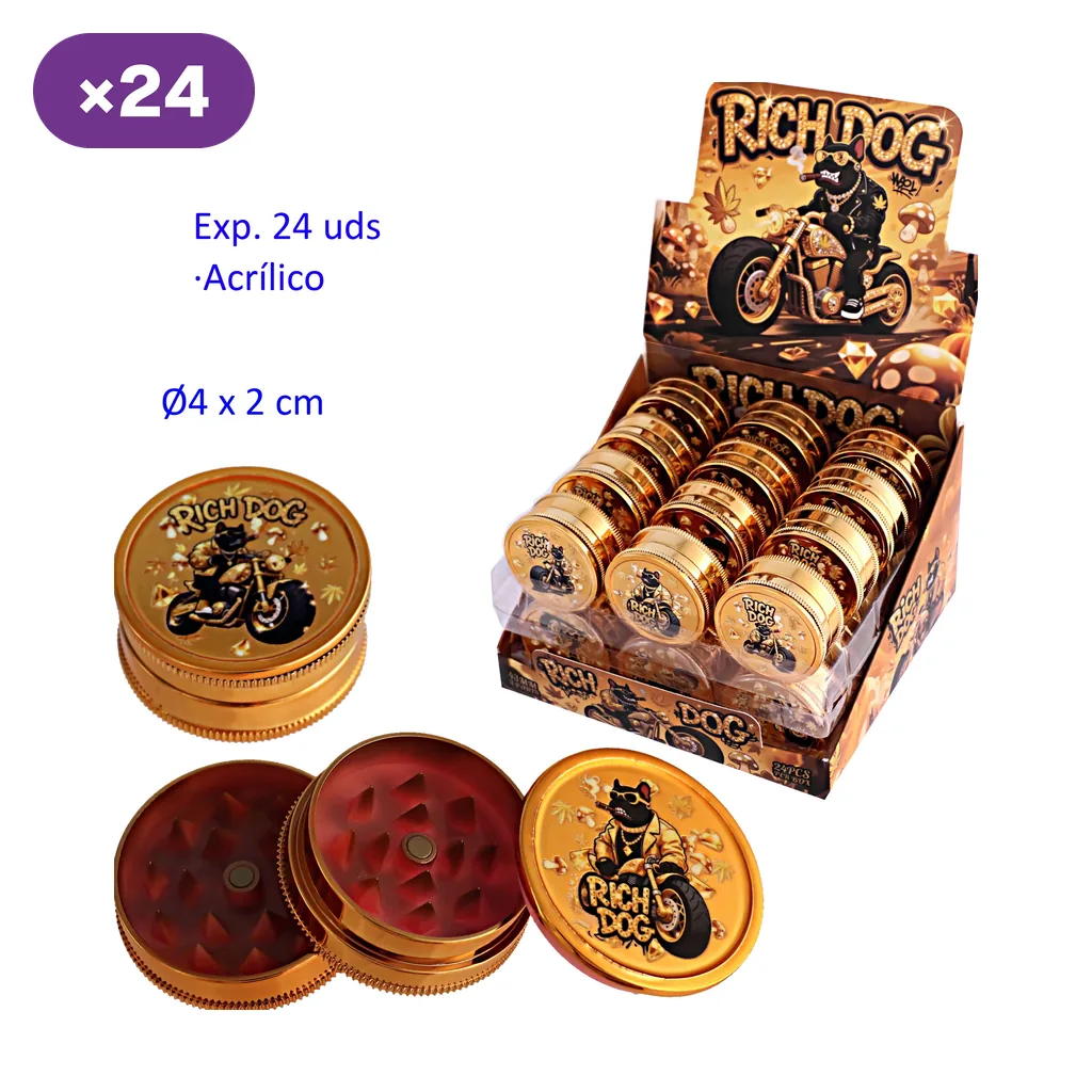 Grinders acrílicos dorados Rich Dog en expositor, con vistas cerradas y abiertas que muestran los dientes y el dibujo de un perro en moto.