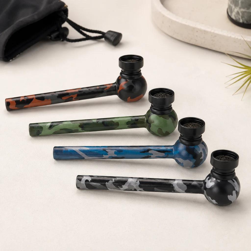 Variantes de pipas con estampado de camuflaje naranja, verde, azul y gris, alineadas sobre una superficie clara en una escena generada.