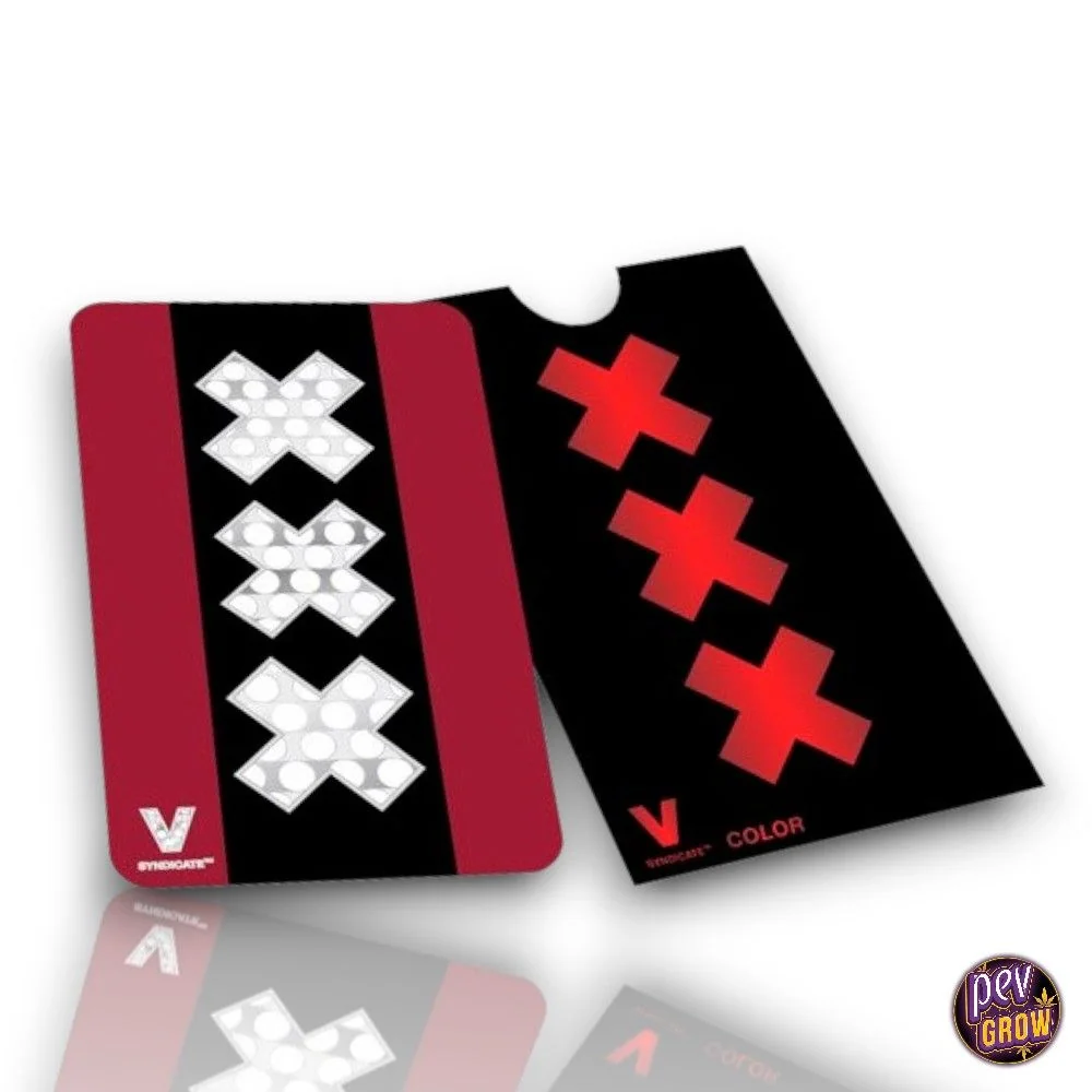 Tarjeta grinder roja y negra con cruces perforadas junto a una funda negra decorada con cruces rojas, sobre fondo blanco.