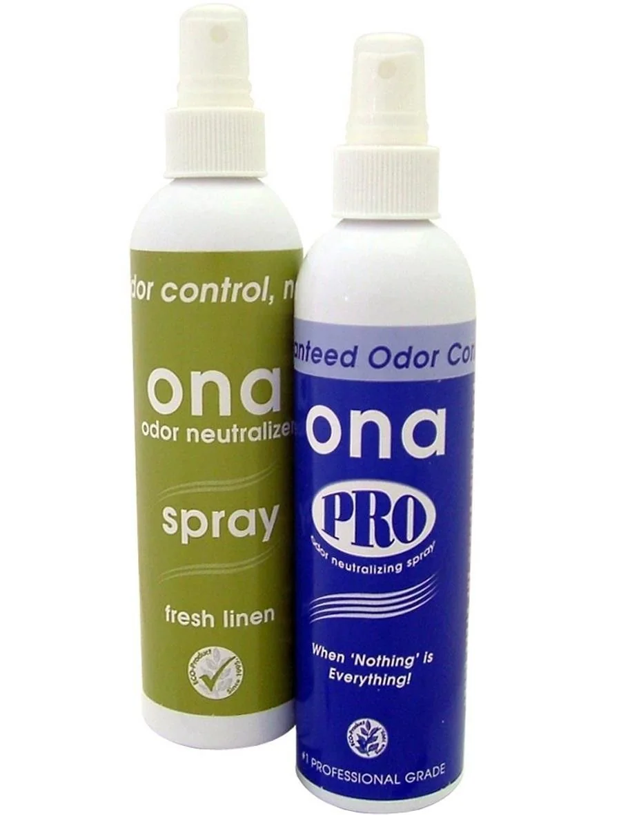Dos variantes de Ona Spray con pulverizador blanco: Fresh Linen con etiqueta verde y PRO con etiqueta azul.