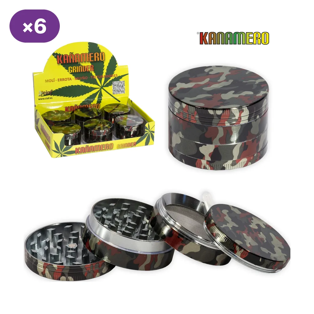 Grinder con diseño de camuflaje, mostrado cerrado y desmontado con dientes y tamiz, junto a una caja expositora con varias unidades.