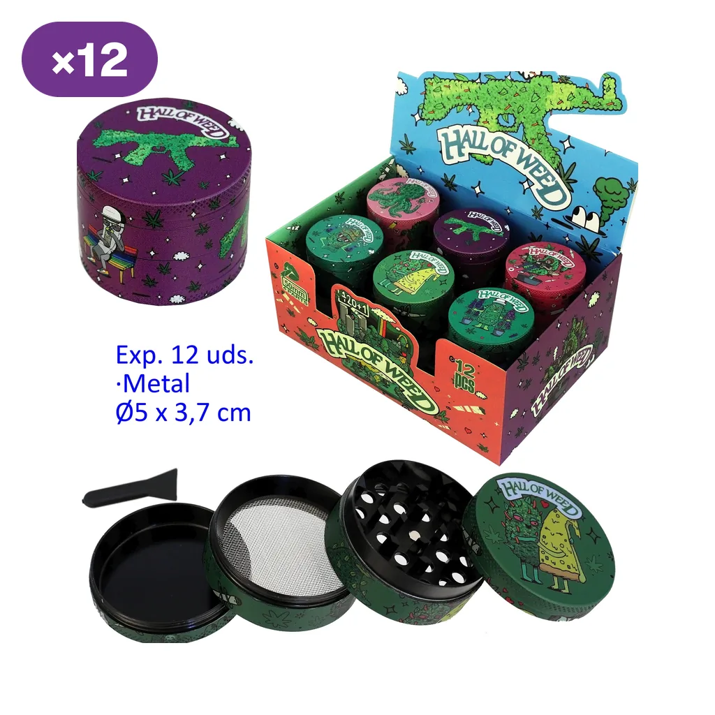 Expositor de grinders metálicos Halloweed de varios colores, con uno morado cerrado y otro verde desmontado en cuatro partes.