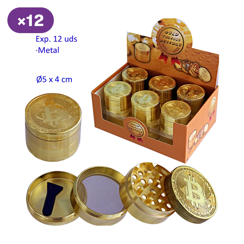 Grinders dorados con símbolo de bitcoin en una caja expositora y un modelo desmontado que muestra dientes, malla y pequeña espátula.