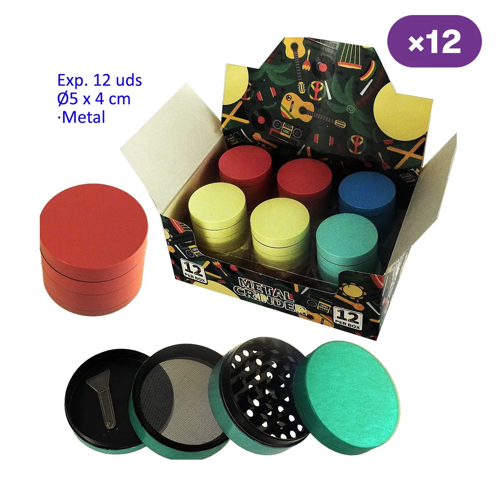 Grinders metálicos de varios colores en caja expositora, con uno rojo cerrado y otro verde desmontado que muestra dientes, malla y raspador.