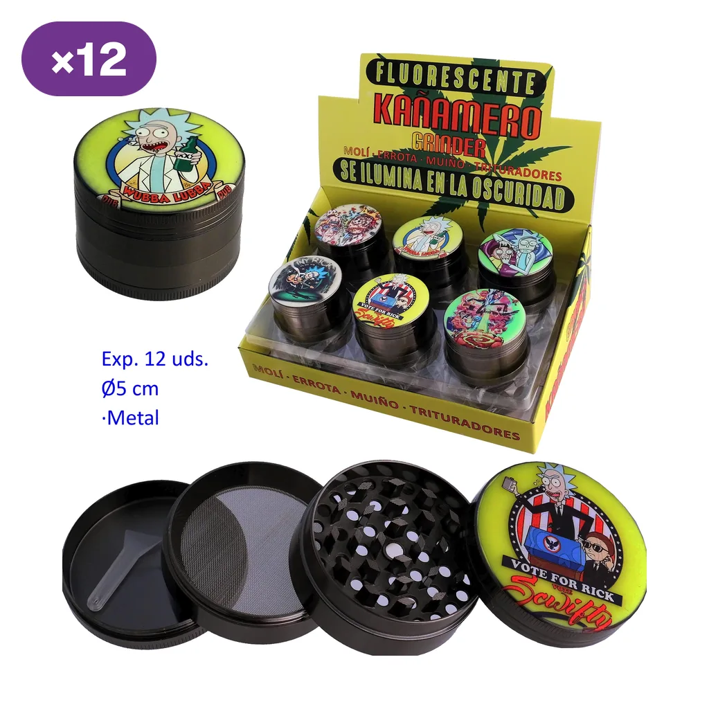 Grinders metálicos Kañamero con distintos dibujos de Rick y Morty, en expositor y desmontados para mostrar dientes, malla y espátula.