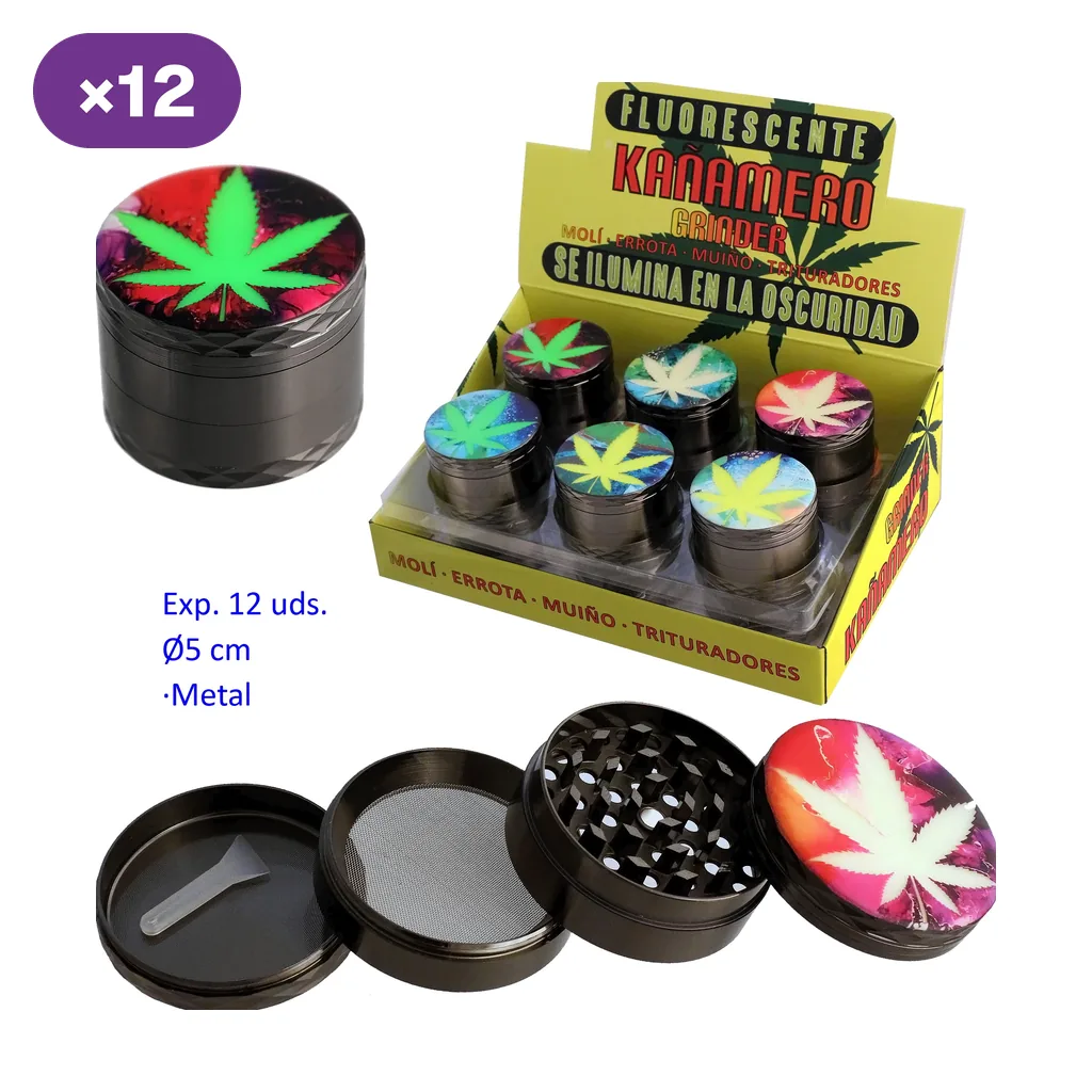 Grinders Kañamero con hojas de colores en las tapas, expositor rotulado «12 uds.» y un modelo desmontado que muestra tamiz y dientes.
