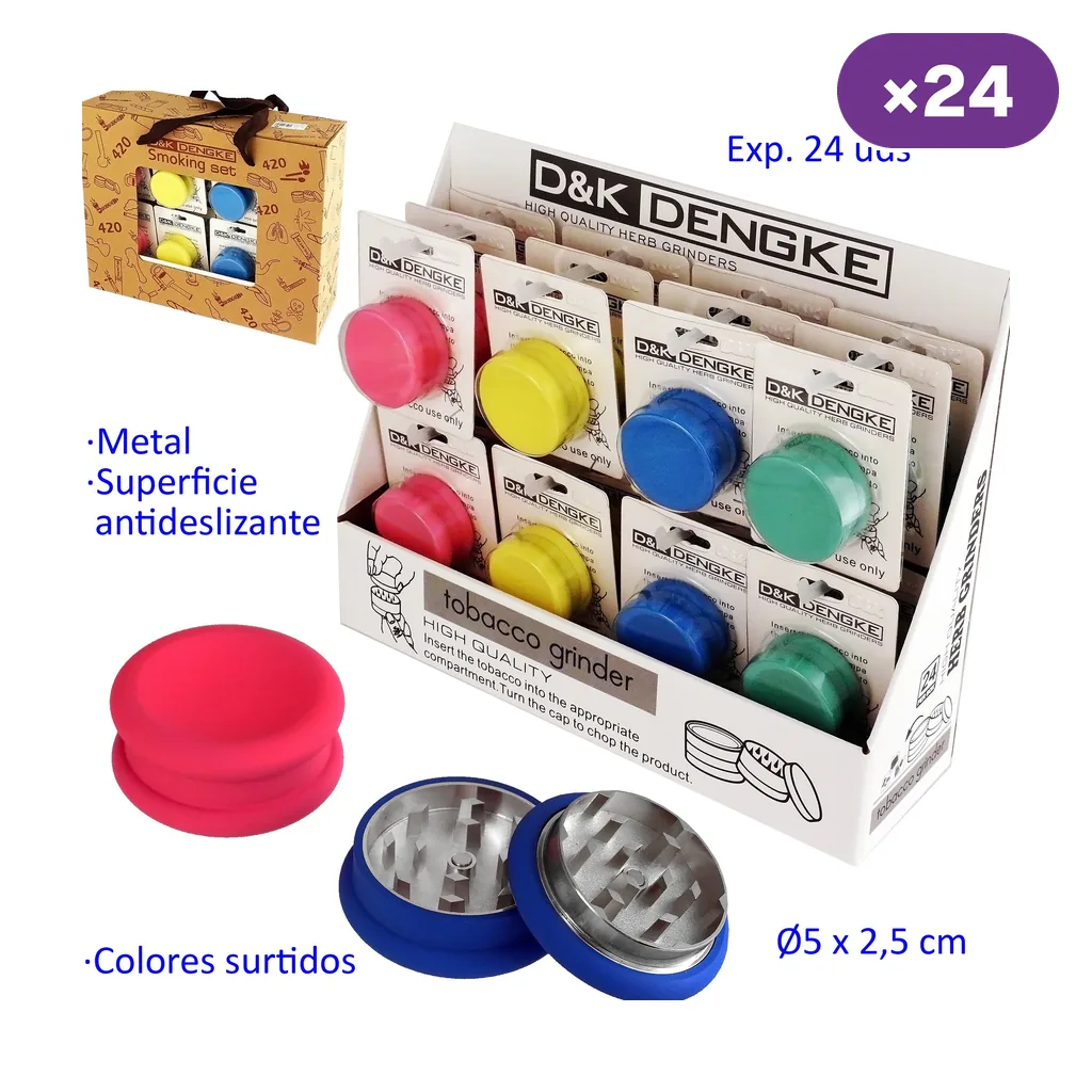 Expositor de grinders metálicos en colores surtidos, con un modelo rojo cerrado y otro azul abierto que muestra los dientes interiores.