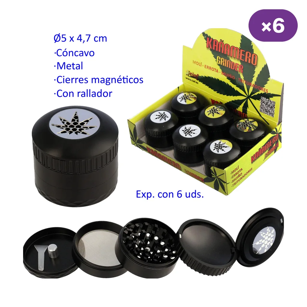 Grinder Kañamero negro con motivo de hoja, mostrado cerrado y desmontado con tamiz y raspador, junto a una caja expositora con varias unidades.