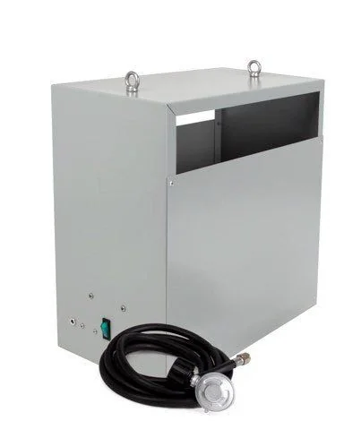 Generador de CO2 LP Superpro con carcasa rectangular gris, abertura superior, argollas y manguera negra enrollada con regulador.