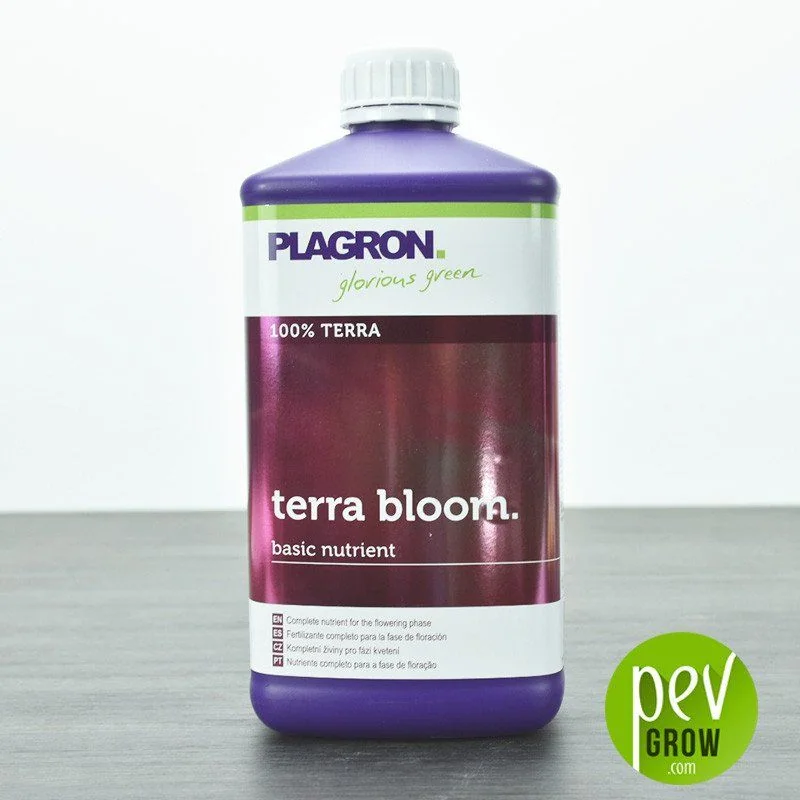 Botella morada de Terra Bloom de Plagron con tapón blanco y etiqueta granate, sobre una superficie gris y fondo blanco.
