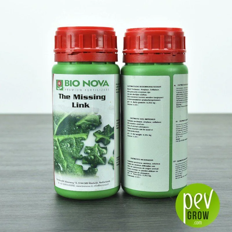 Envases verdes de Bio Nova The Missing Link con tapones rojos, mostrando la etiqueta frontal y las instrucciones sobre una mesa.