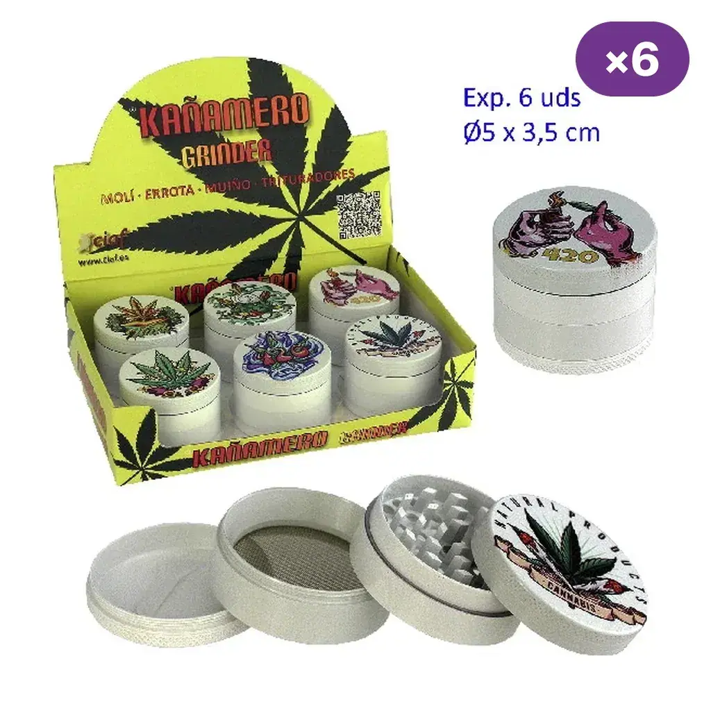 Grinders Kañamero blancos con tapas ilustradas en expositor verde, junto a una unidad cerrada y otra desmontada con dientes y malla visibles.