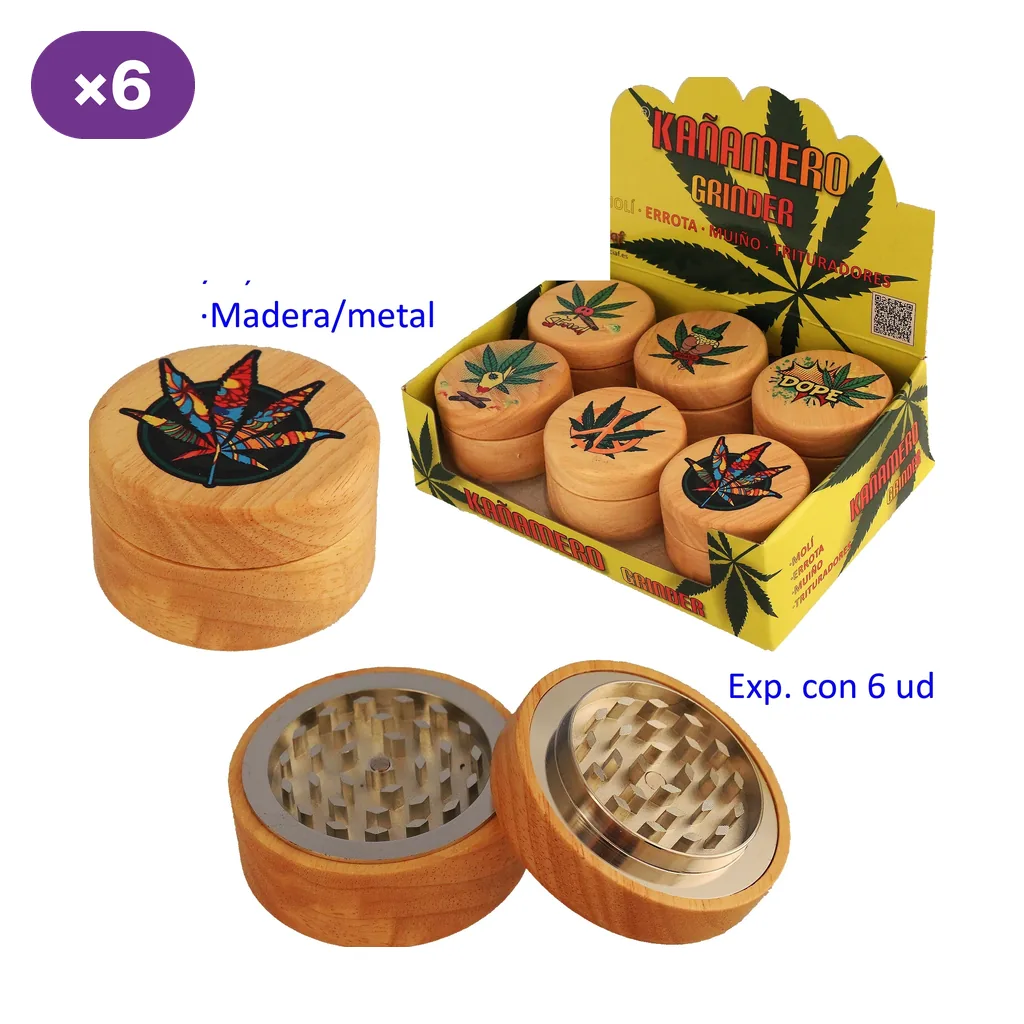 Grinders Kañamero con exterior de madera y dibujos de hojas, mostrados en expositor y abiertos con dientes metálicos.