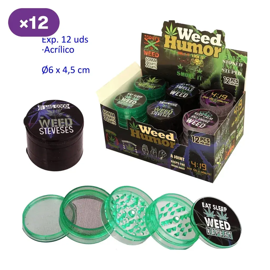 Grinders acrílicos Weed Humor de varios colores en expositor, uno negro cerrado y otro verde desmontado con dientes y malla visibles.