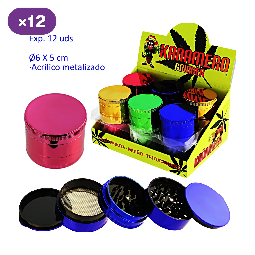 Expositor Kanamero con grinders de varios colores, una unidad rosa cerrada y otra azul desmontada que muestra dientes y tamiz.