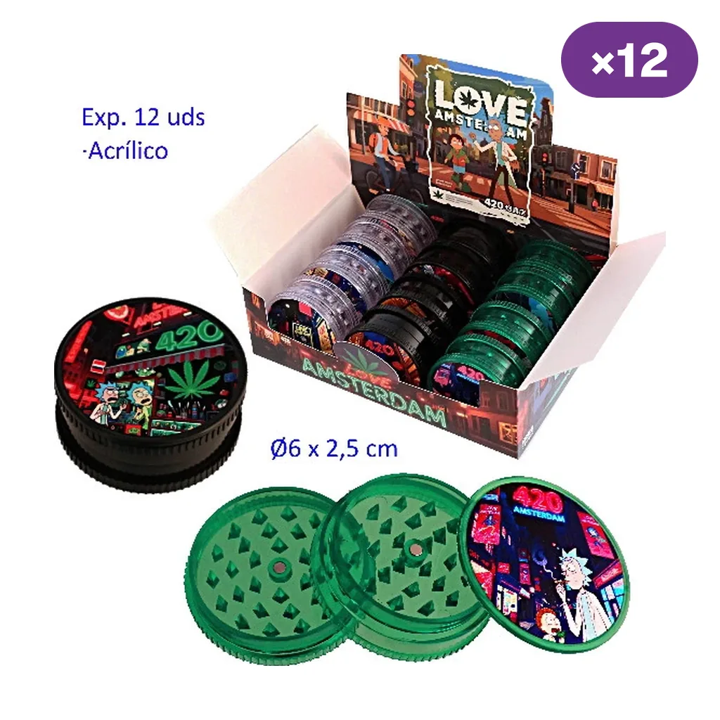 Grinders acrílicos Love Amsterdam en varios colores dentro de un expositor, con un modelo verde abierto que muestra los dientes. Grinders acrílicos Love Amsterdam en varios colores dentro de un expositor, con un modelo verde abierto que muestra los dientes.