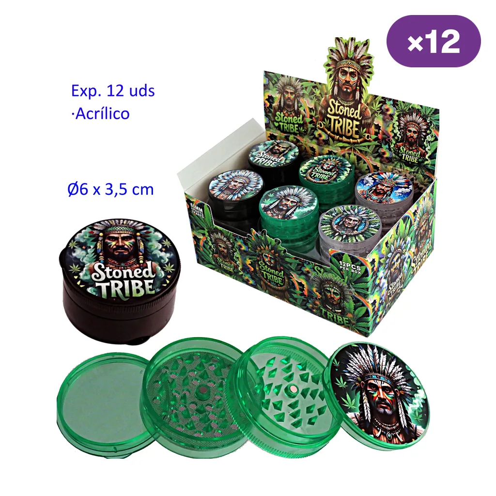 Grinders Stoned Tribe de varios colores en expositor de 12 unidades, con un modelo verde desmontado; diámetro de 6 cm y altura de 3,5 cm.