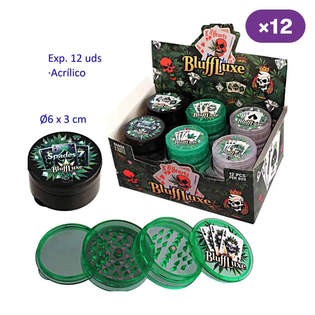 Expositor de grinders Bluff Luxe de varios colores, con motivos de naipes y calaveras, y un modelo verde desmontado en primer plano.