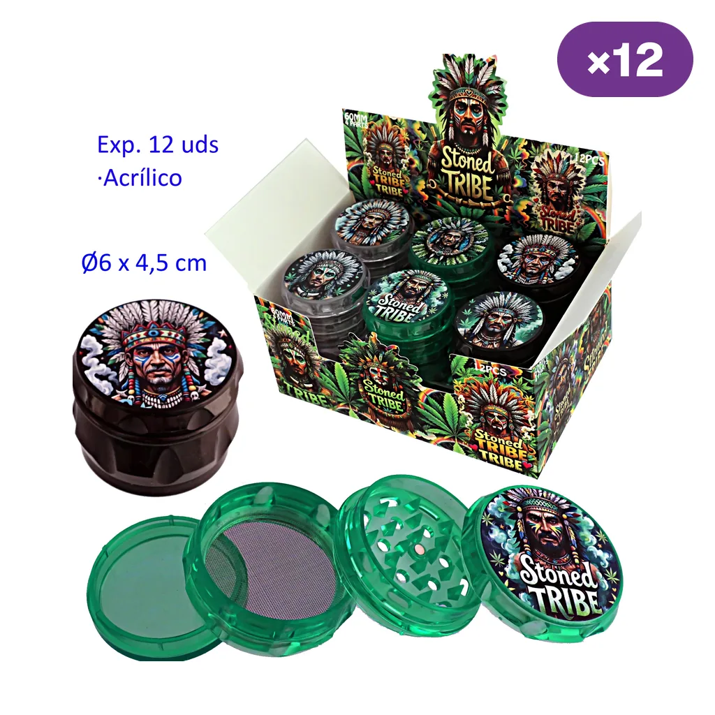Grinders acrílicos Stoned Tribe de distintos colores en expositor, con motivos de rostros con tocados; uno verde aparece desmontado.