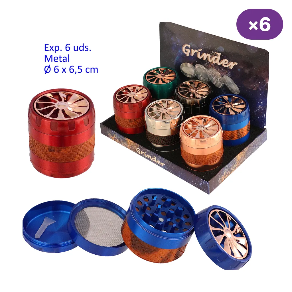 Grinders de varios colores en expositor, con tapas de radios; un modelo azul desmontado muestra dientes, tamiz y espátula.