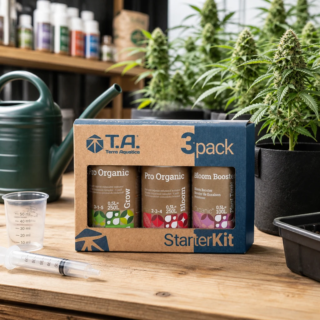 Caja Terra Aquatica StarterKit con tres botes visibles: Pro Organic Grow, Bloom y Bloom Booster, junto a plantas y utensilios de riego. Caja Terra Aquatica StarterKit con tres botes visibles: Pro Organic Grow, Bloom y Bloom Booster, junto a plantas y utensilios de riego.