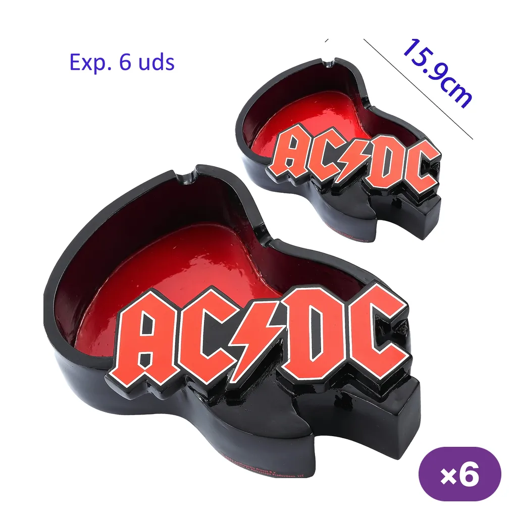 Cenicero AC/DC visto desde distintos ángulos, con exterior negro, interior rojo, muescas en el borde y logotipo destacado en el frontal.
