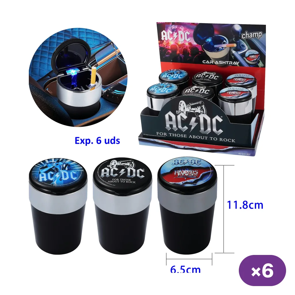 Ceniceros de coche AC/DC negros y plateados con distintos diseños en la tapa, expositor y detalle de uno abierto con luz azul.