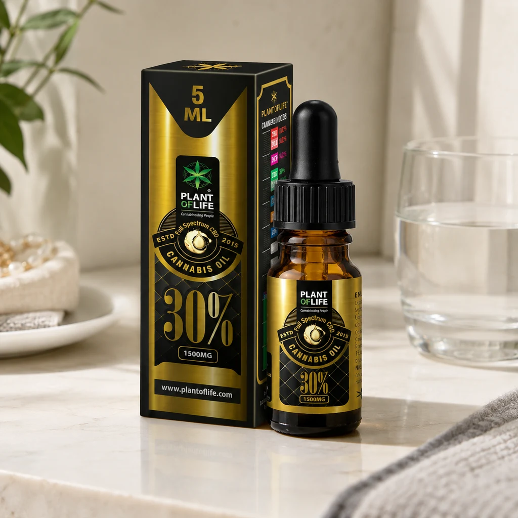 Frasco ámbar con cuentagotas de aceite de CBD Plant of Life 30% junto a su caja negra y dorada, con un vaso de agua al fondo.