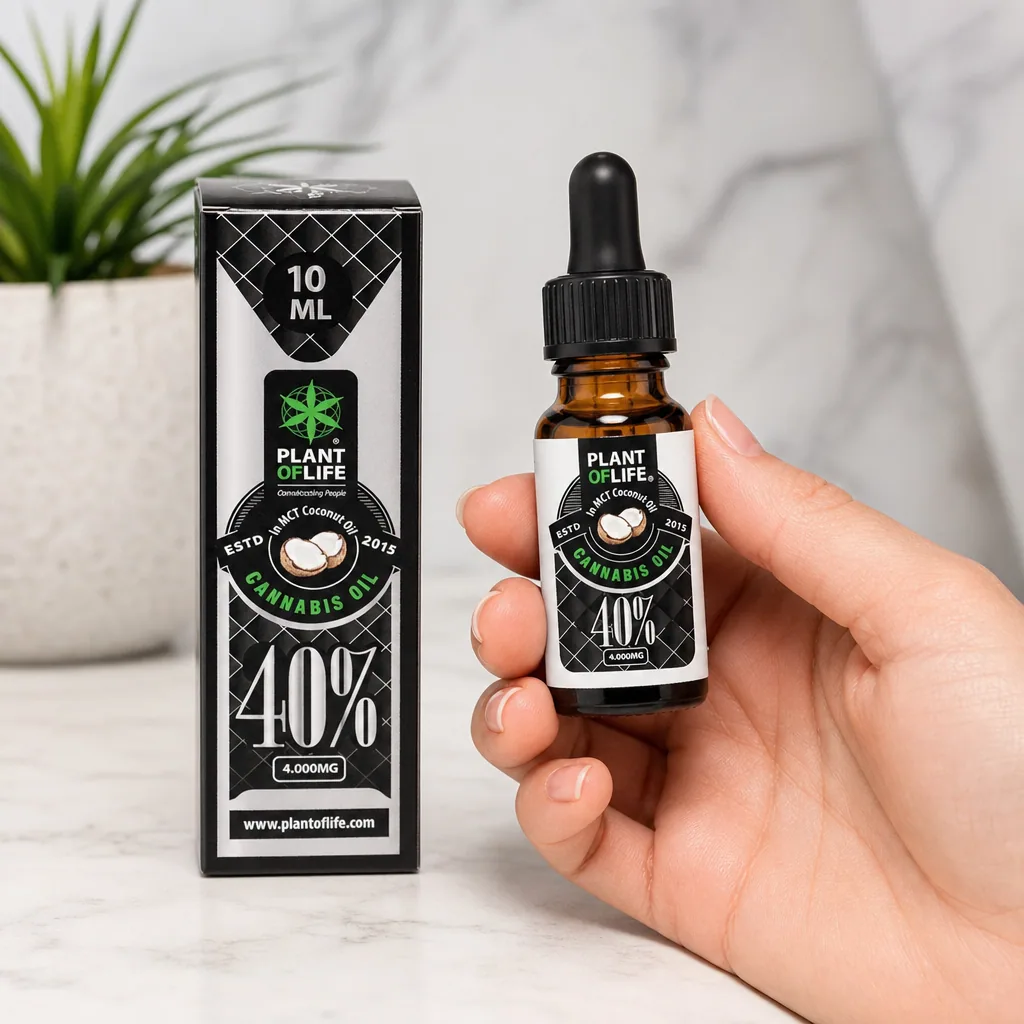 Una mano sostiene un frasco ámbar con cuentagotas de aceite CBD Plant of Life 40 %, junto a su caja negra y blanca rotulada con 10 ml.