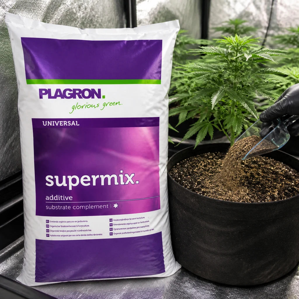 Saco blanco y morado de Plagron Supermix junto a una maceta, donde una mano enguantada vierte gránulos con una pala.