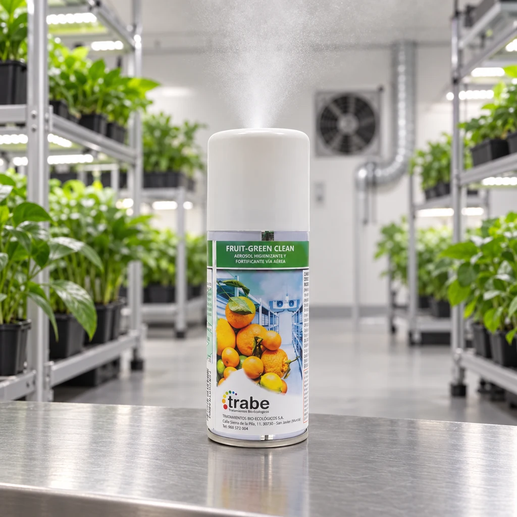 Aerosol Fruit-Green Clean de Trabe sobre una mesa metálica, con una nube blanca encima y estanterías de plantas al fondo en una escena de interior.