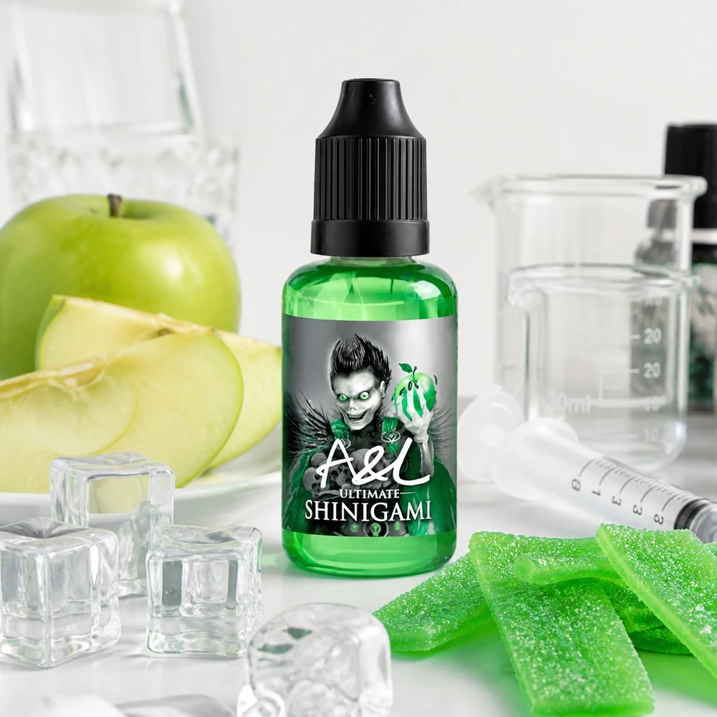 Frasco verde de A&L Ultimate Shinigami con tapón negro, rodeado de manzana cortada, cubitos, golosinas verdes y utensilios de laboratorio.
