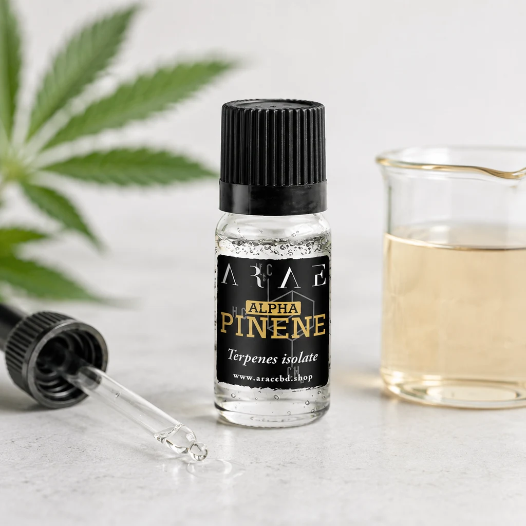 Escena generada de un frasco de terpenos Alpha Pinene ARAE, con tapón negro, cuentagotas y vaso con líquido al lado.