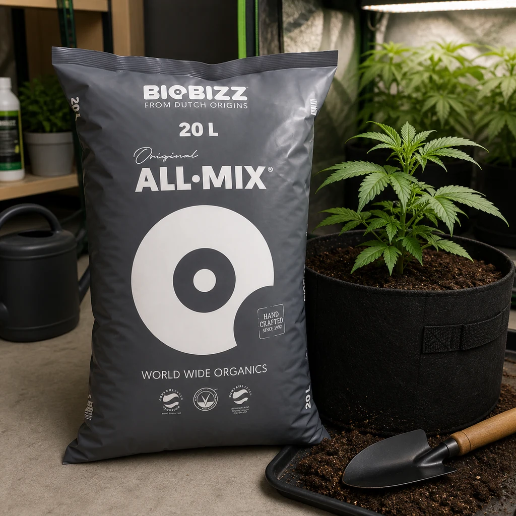 Saco de sustrato All Mix BioBizz de 20 L junto a una planta en maceta textil negra, con una pala sobre sustrato esparcido.