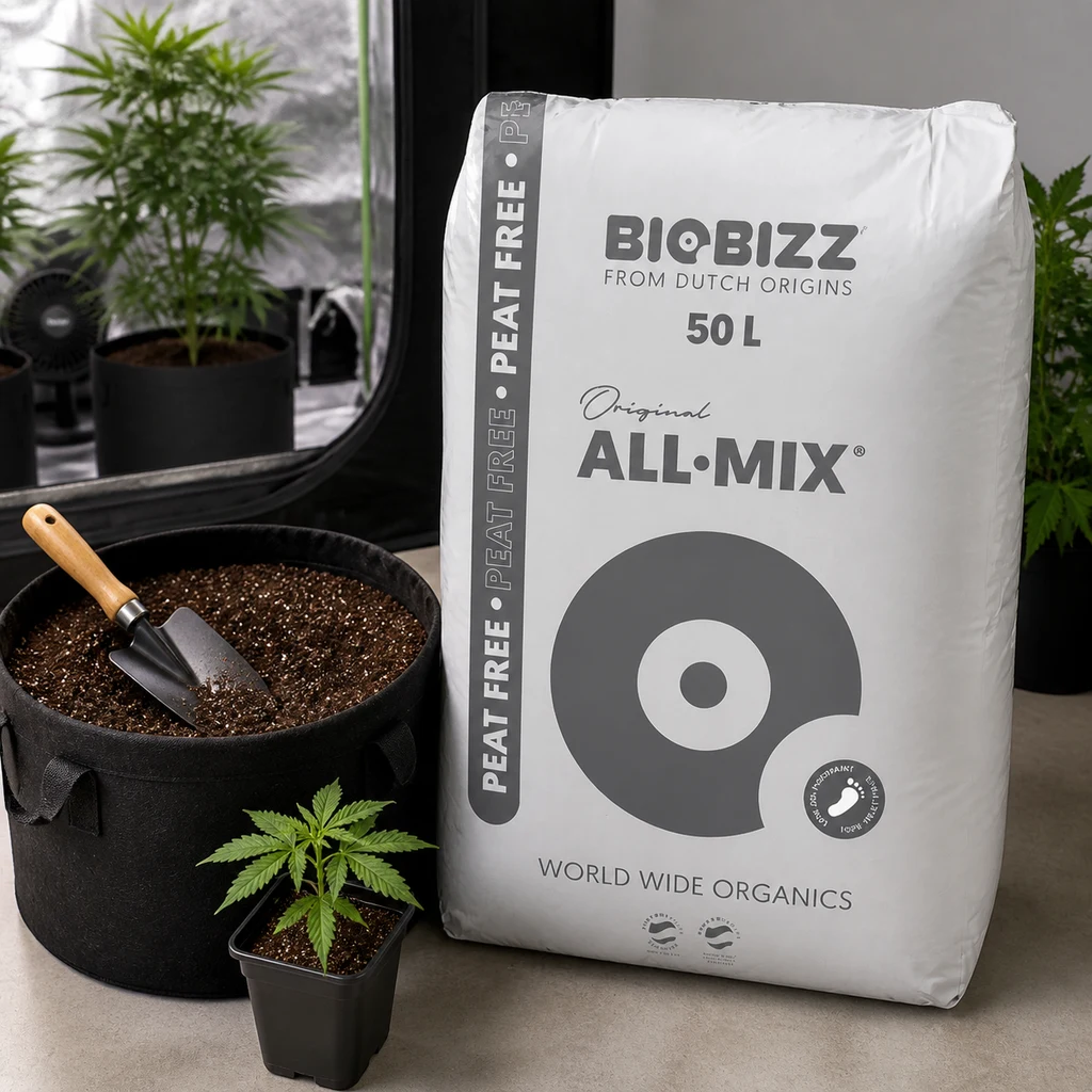 Saco de BioBizz All Mix Peat Free de 50 L junto a una maceta con sustrato y pala y una planta pequeña en una escena de cultivo interior.